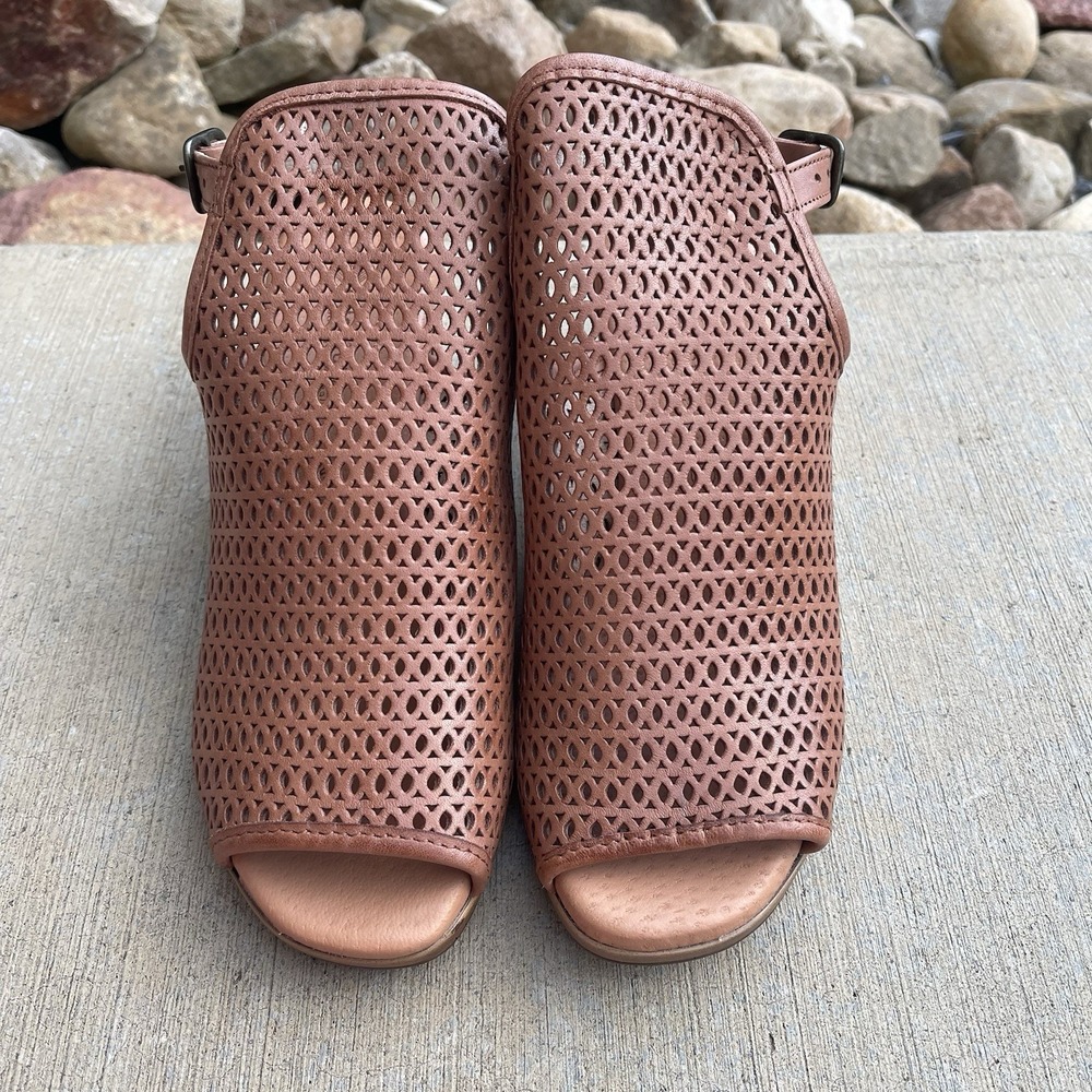 Eric‎ Michael Perforated Leather Peep Toe Slingback Sandals Tan Block Heel Sz 37